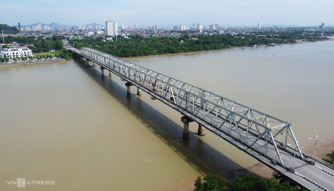 安裝鋼絲網,阻止人們在邊水橋上跳橋