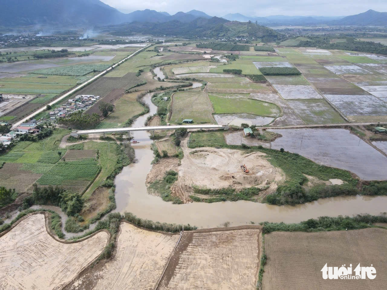 大橋建成3年，居民仍乘自制渡船過河