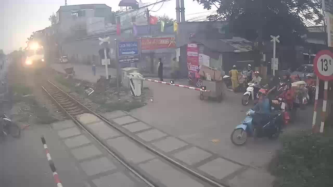 邊聽電話邊穿越鐵路屏障,被火車撞上