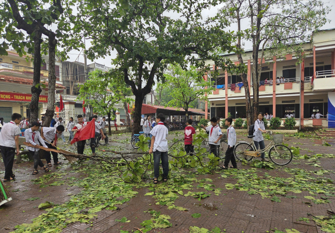 清化省學校鐵皮屋頂被暴風雨和冰雹掀飛