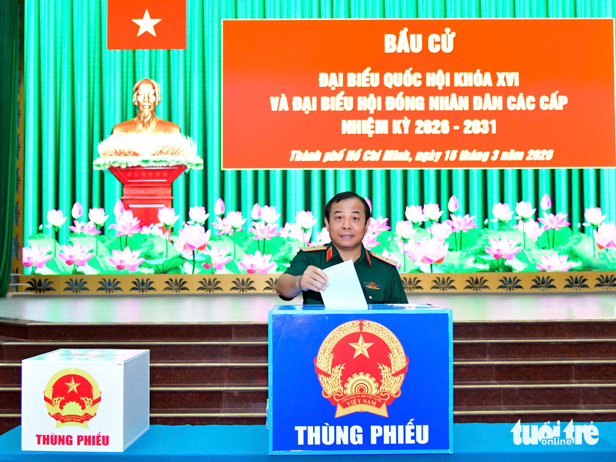 胡志明市武装力量庄严参加选举