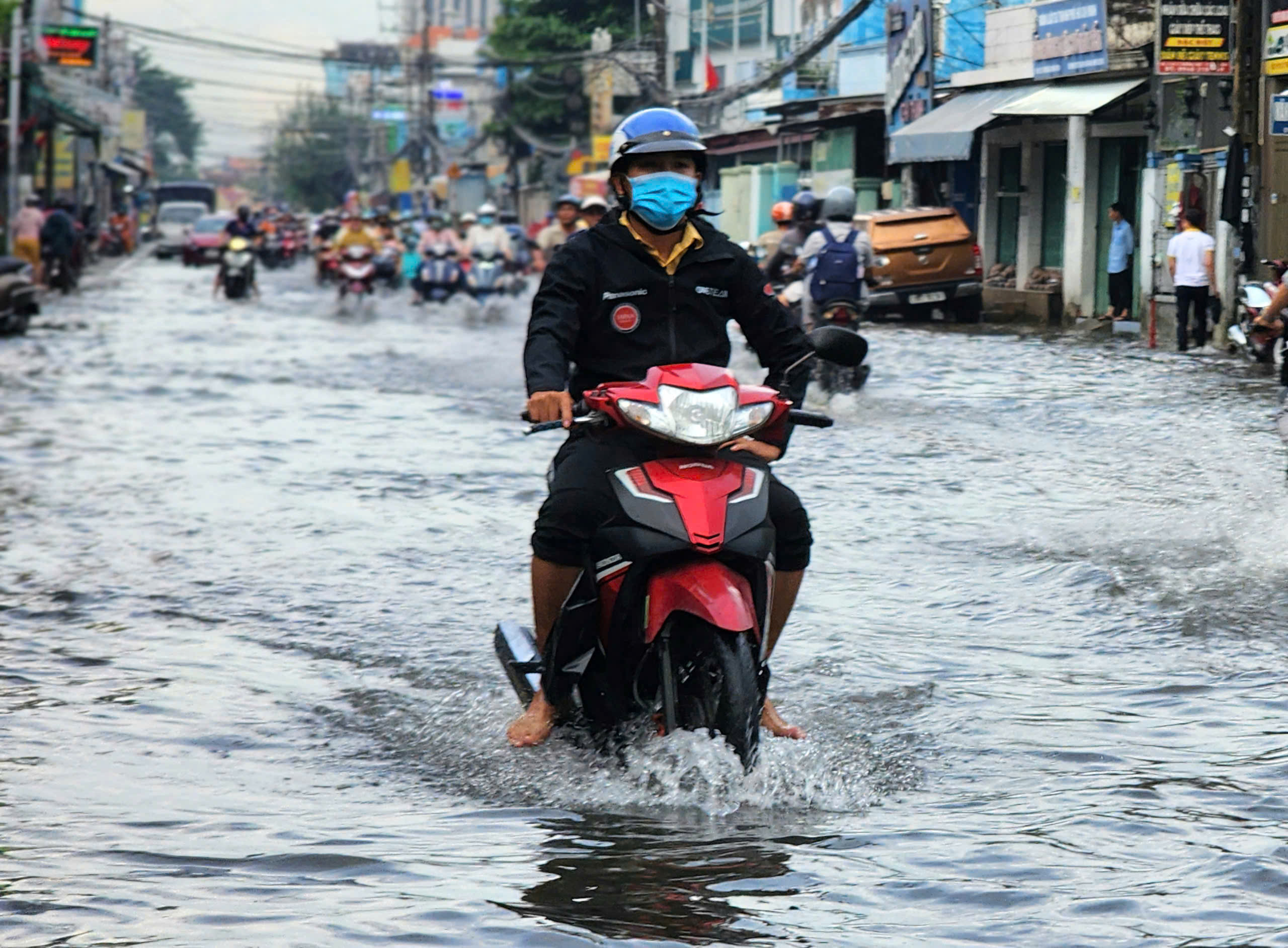 雷暴云正在逼近，警告南部多省份将有雷电、大雨至60毫米