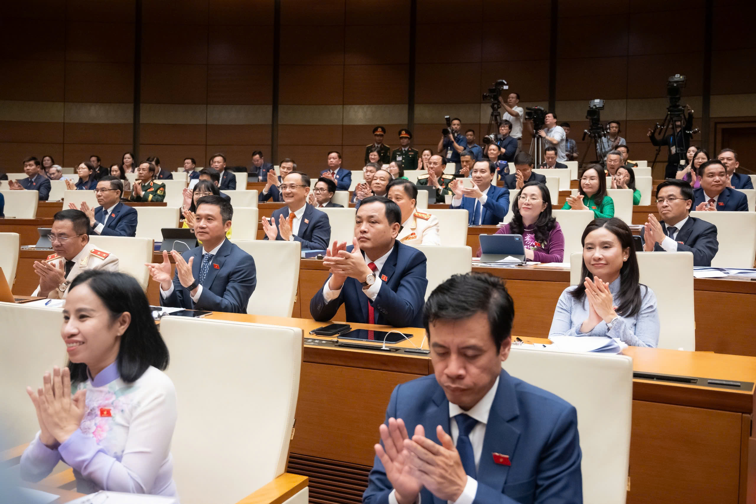 今天上午,國會將批准任命副總理、部長和政府成員