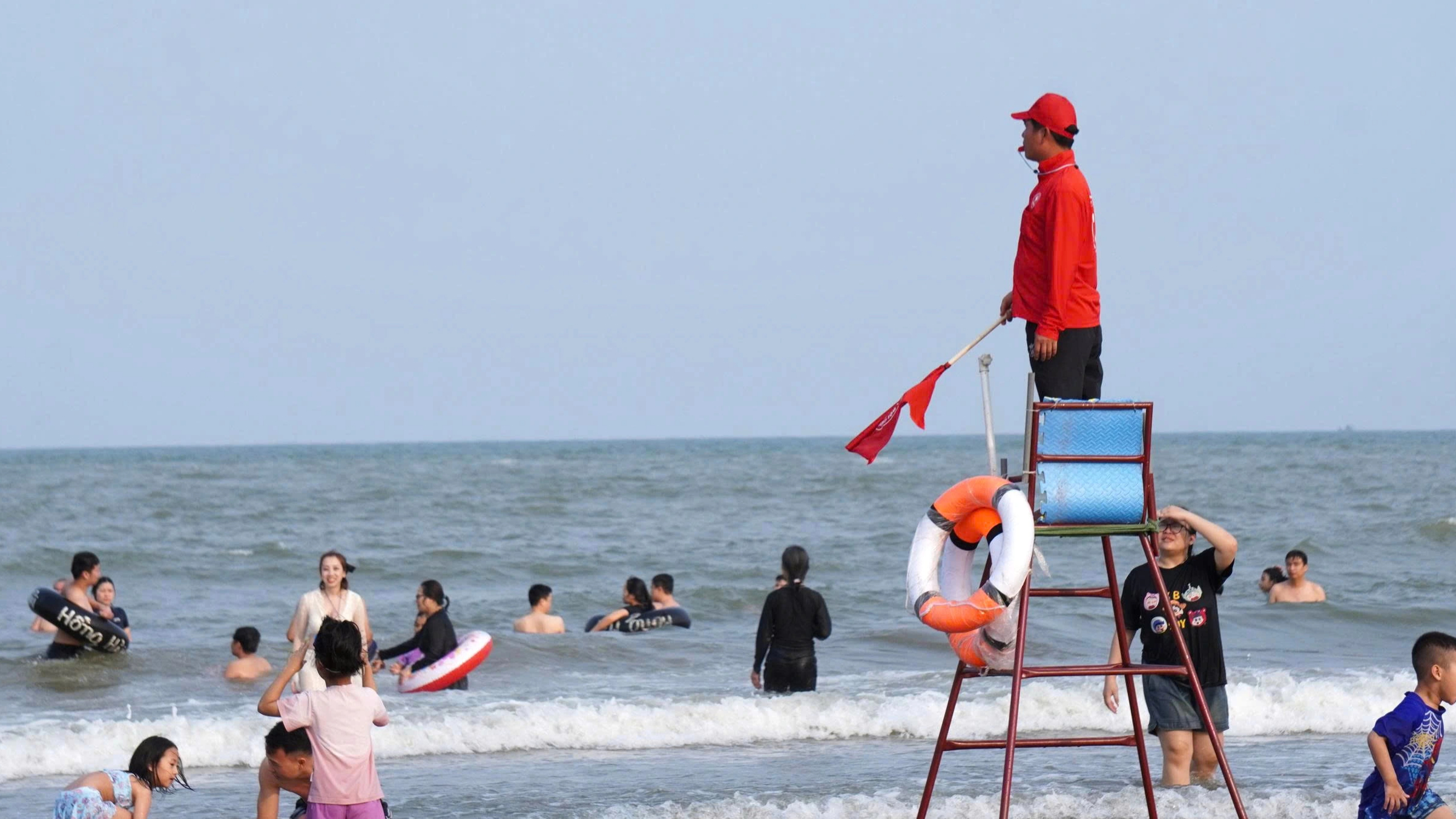 天氣涼爽，岑山海濱浴場上演人潮湧動