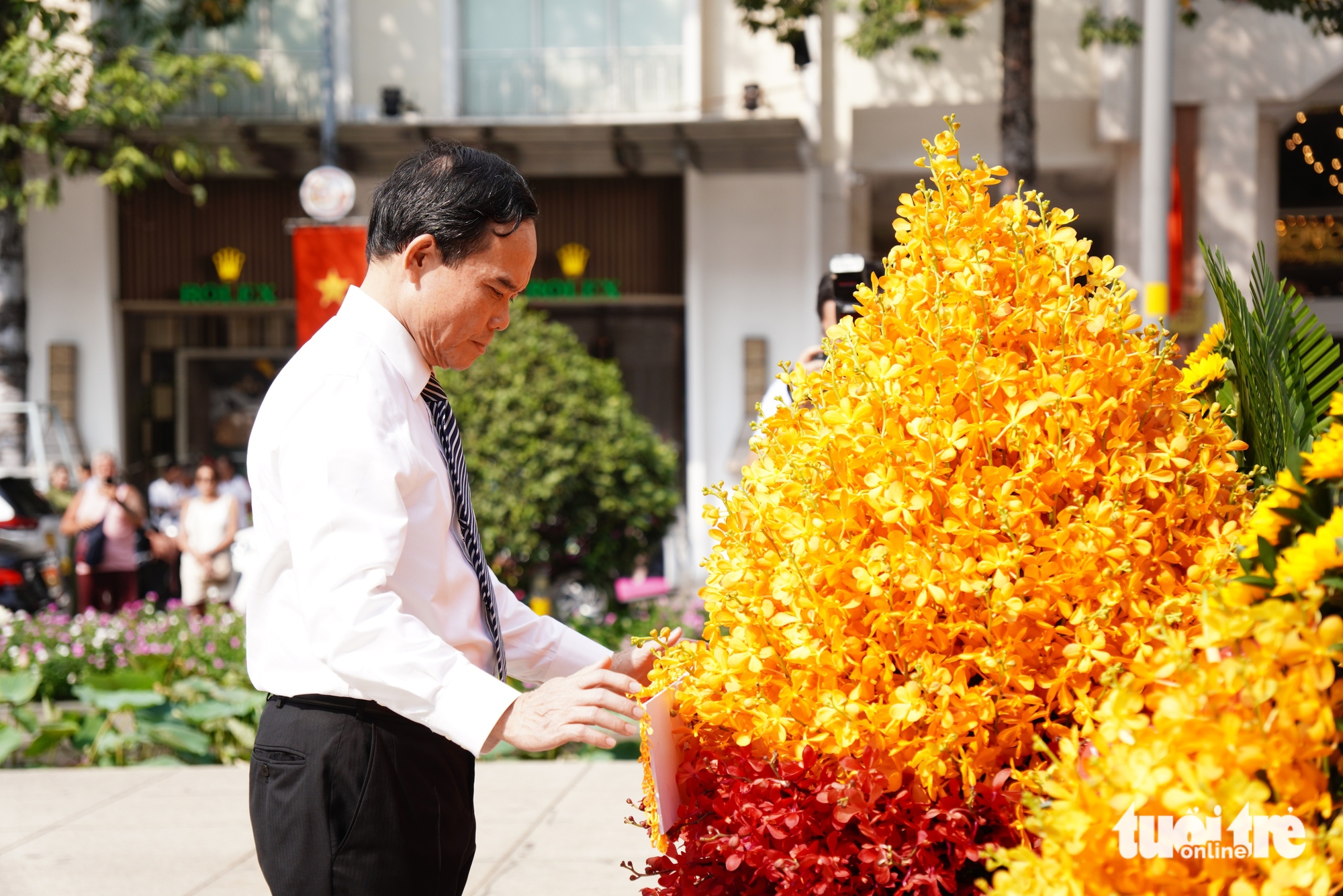 胡志明市領導上香緬懷胡志明主席和各位英雄烈士