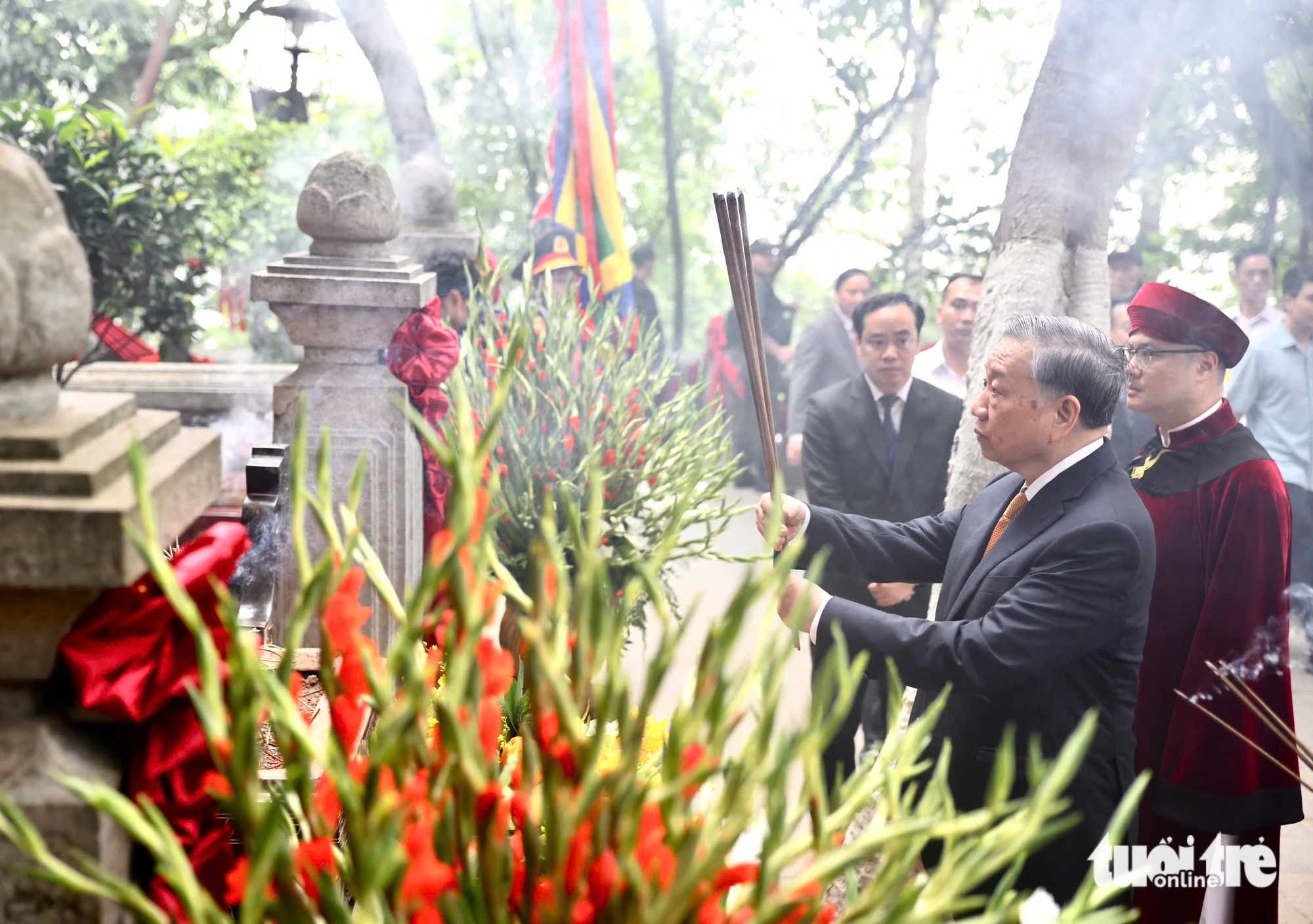 越共中央總書記、國家主席蘇林上香祭拜雄王