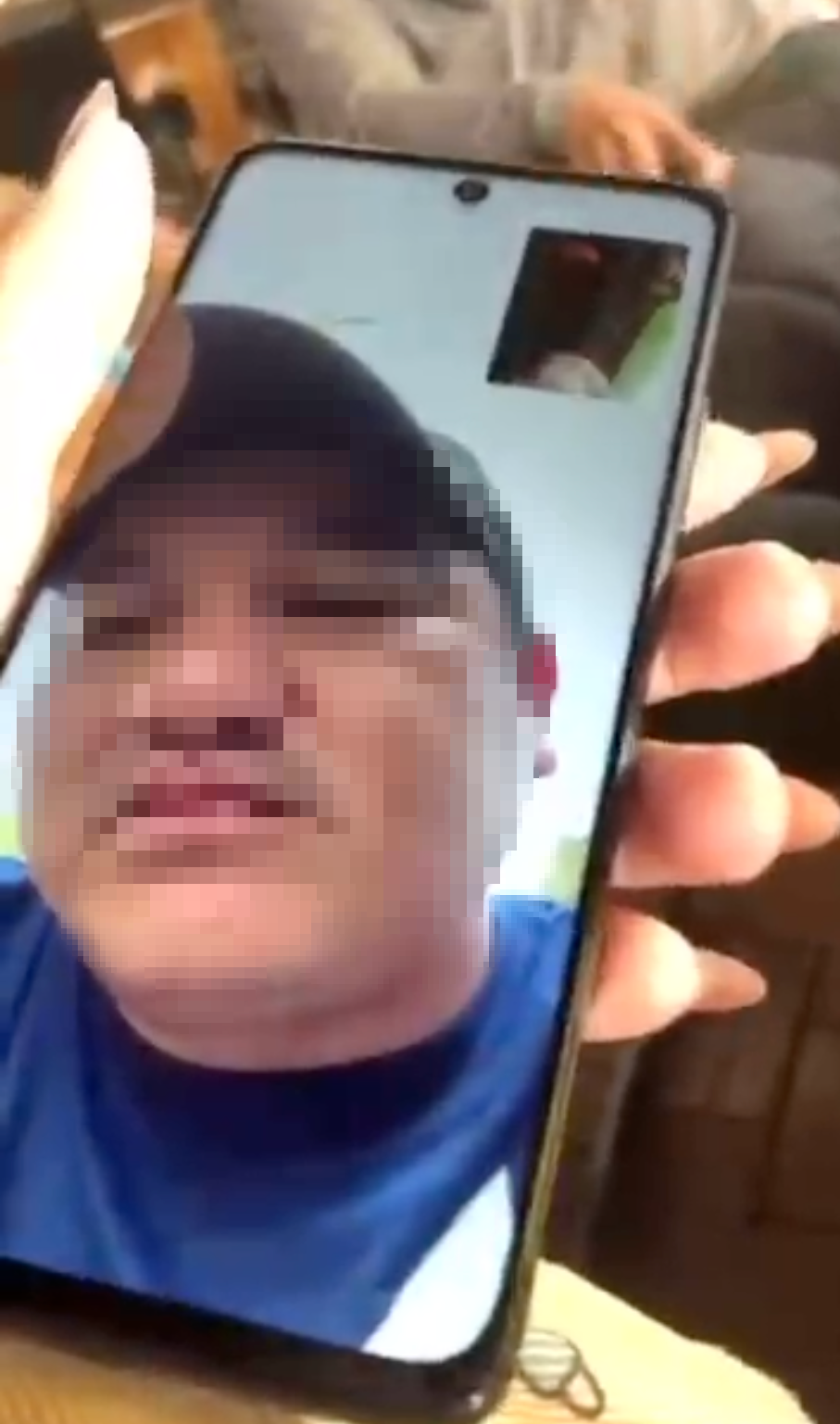 必须提取摄像头，家人才能承认'误拿'装有90万越南盾的客人遗忘的包包