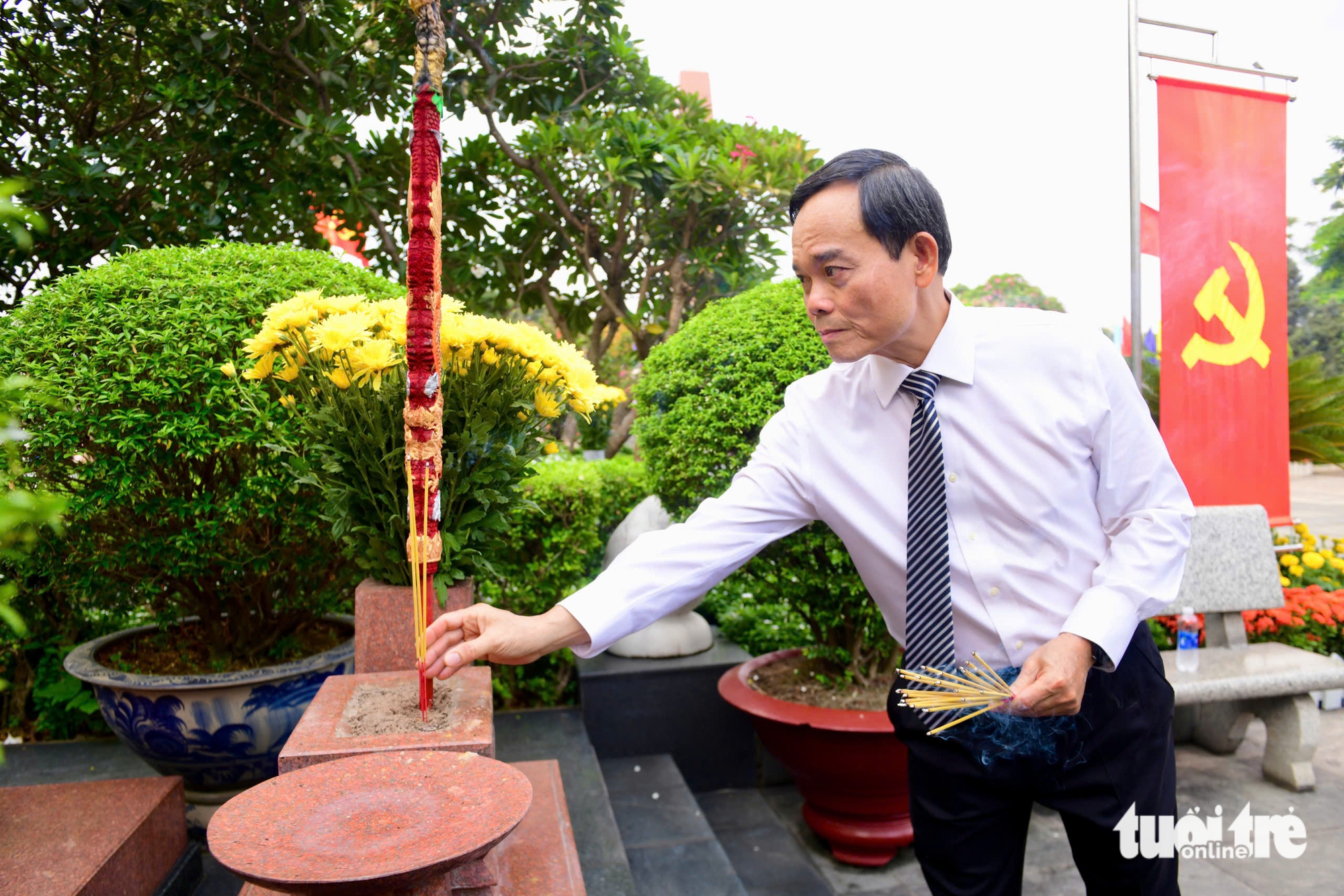 胡志明市領導上香緬懷胡志明主席和各位英雄烈士