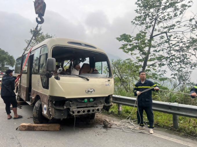 三島一輛載有29人的汽車墜入深谷