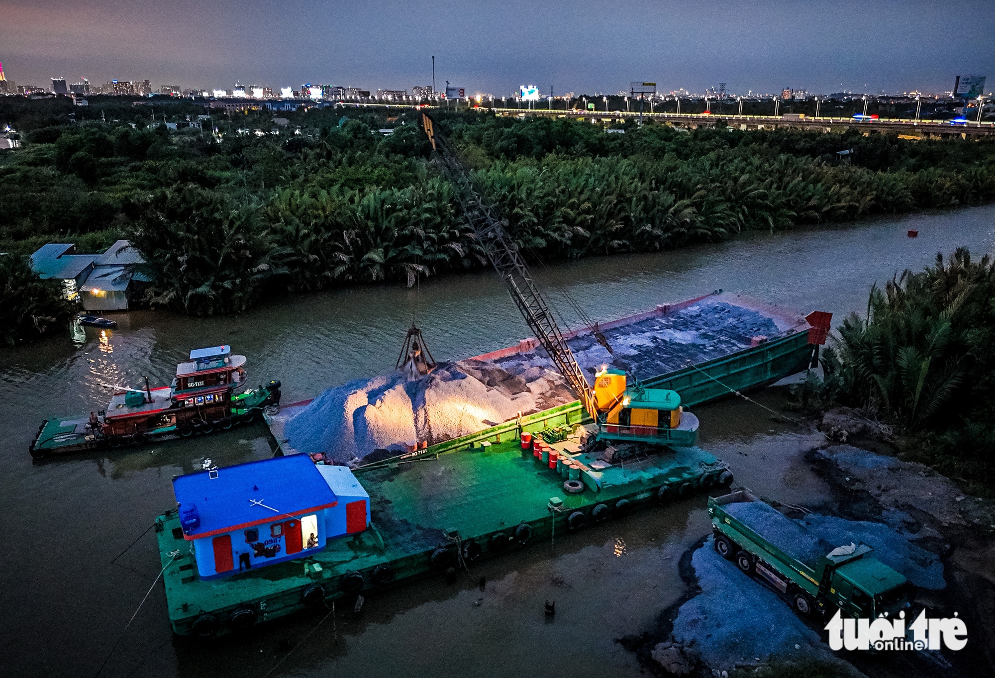 日夜在河上,跟隨駁船在‘熱潮’中將石頭運往胡志明市三環路