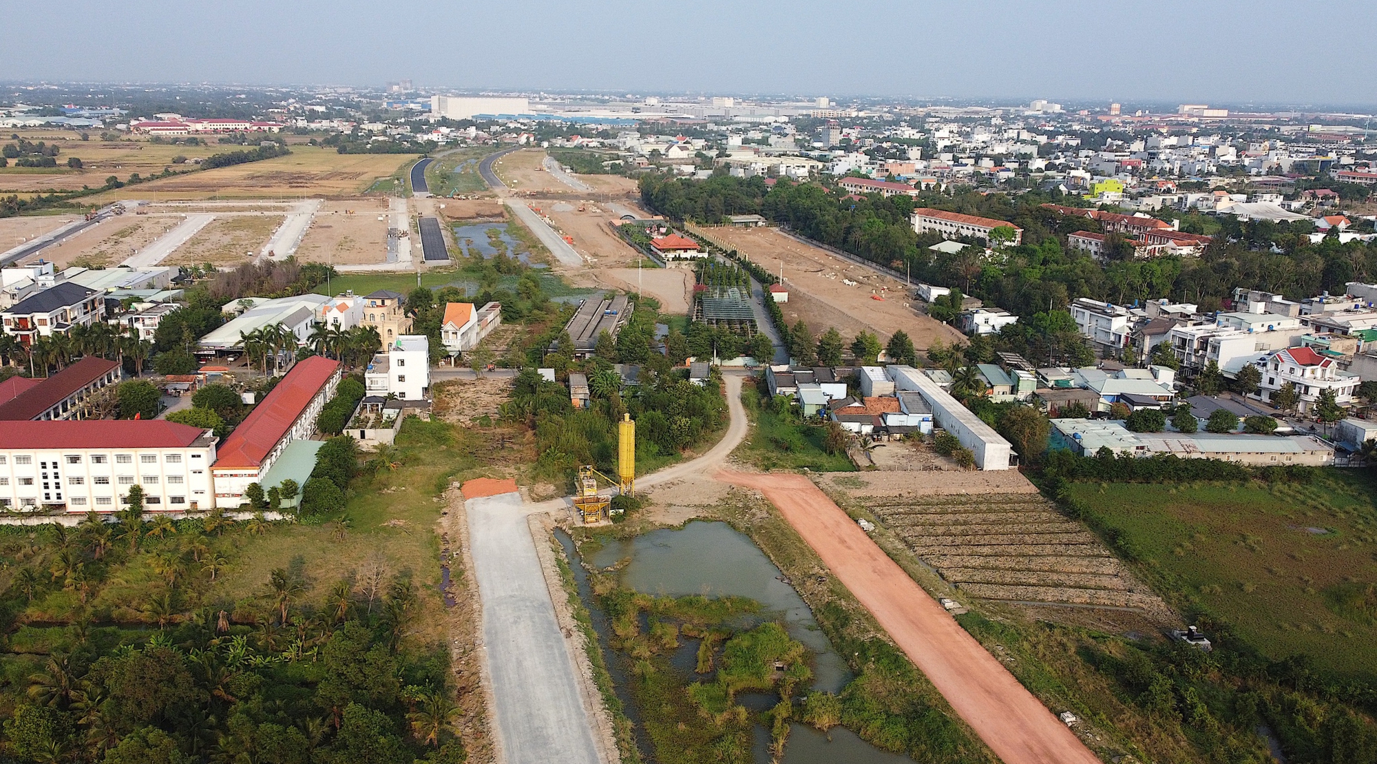 經過邊瀝的動脈公路建設三年仍受阻於土地清理,西寧要求四月份完成清理