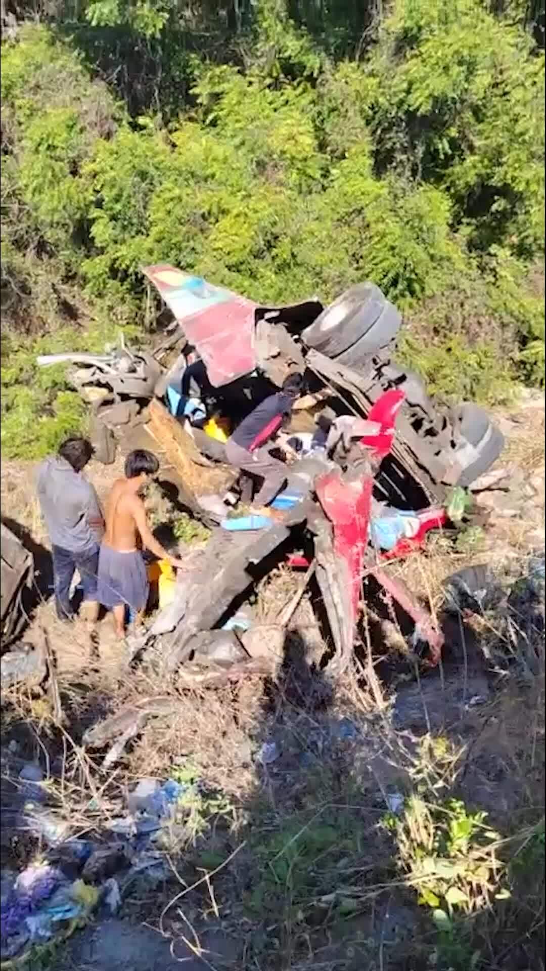 林同省客車墜崖,4人死亡