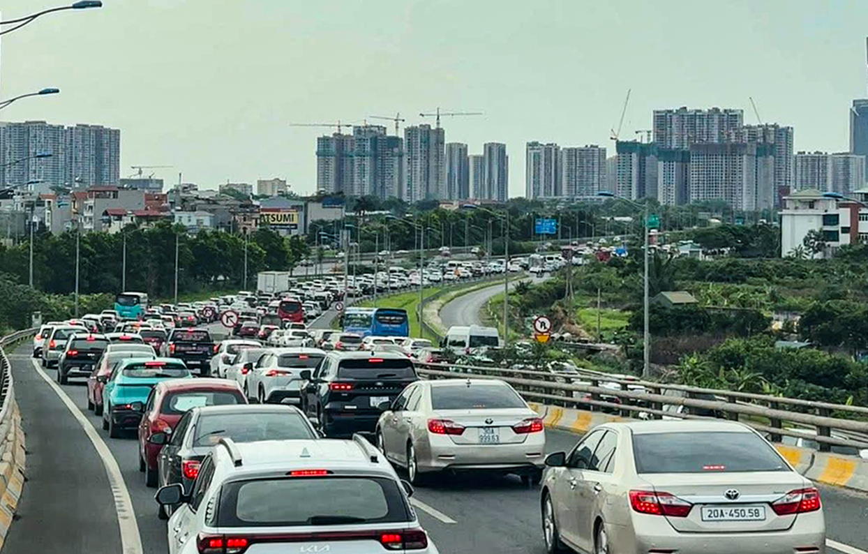 人群蜂擁至河內周邊旅遊景點,南部高速公路從清晨起便嚴重擁堵