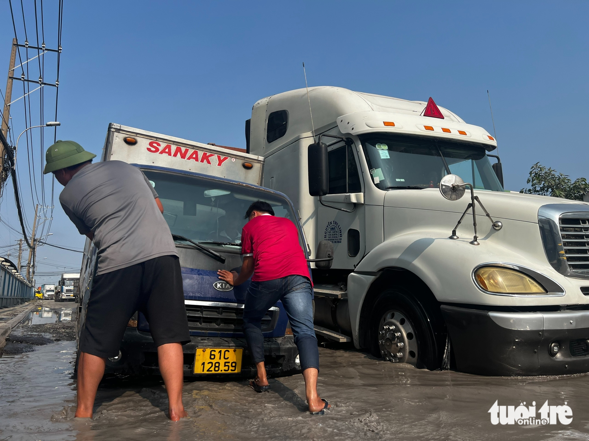 Bến Nghé 路出现许多'大象坑',数百辆集装箱车艰难进入 Tân Thuận 港