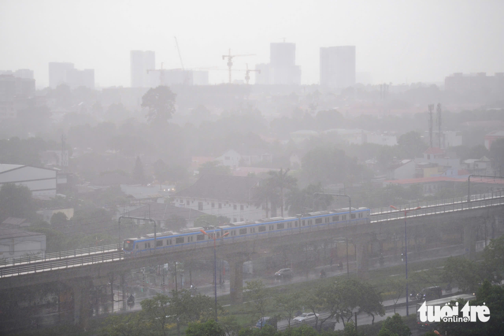 胡志明市炎熱天氣後迎來反季節雷雨