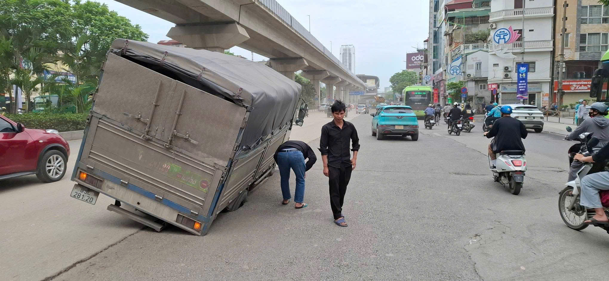阮齋路上卡車陷入坑洞,該路段剛剛完成防洪工程路面恢復