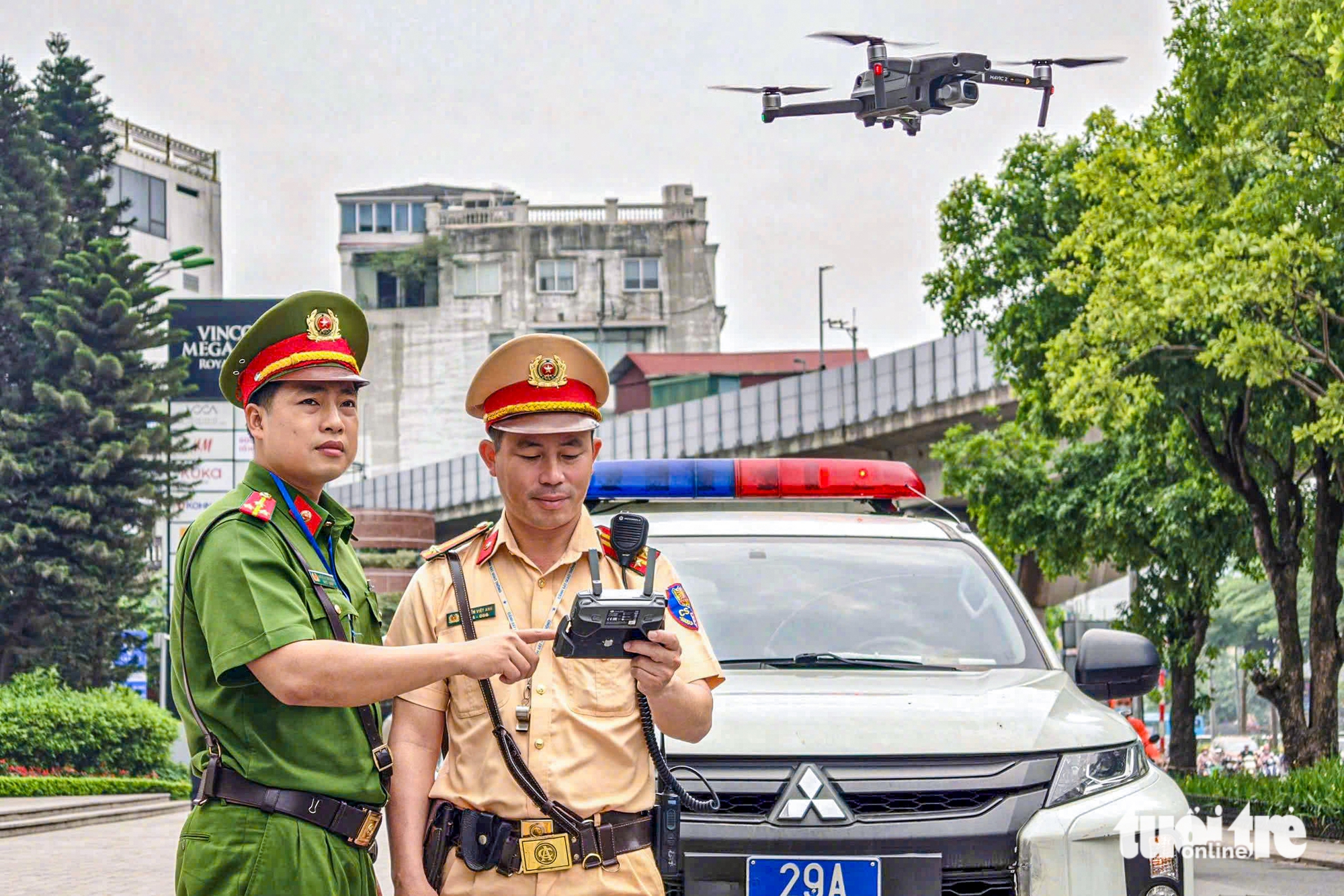 警方使用無人機監控,處理在車道上違規停放的車輛