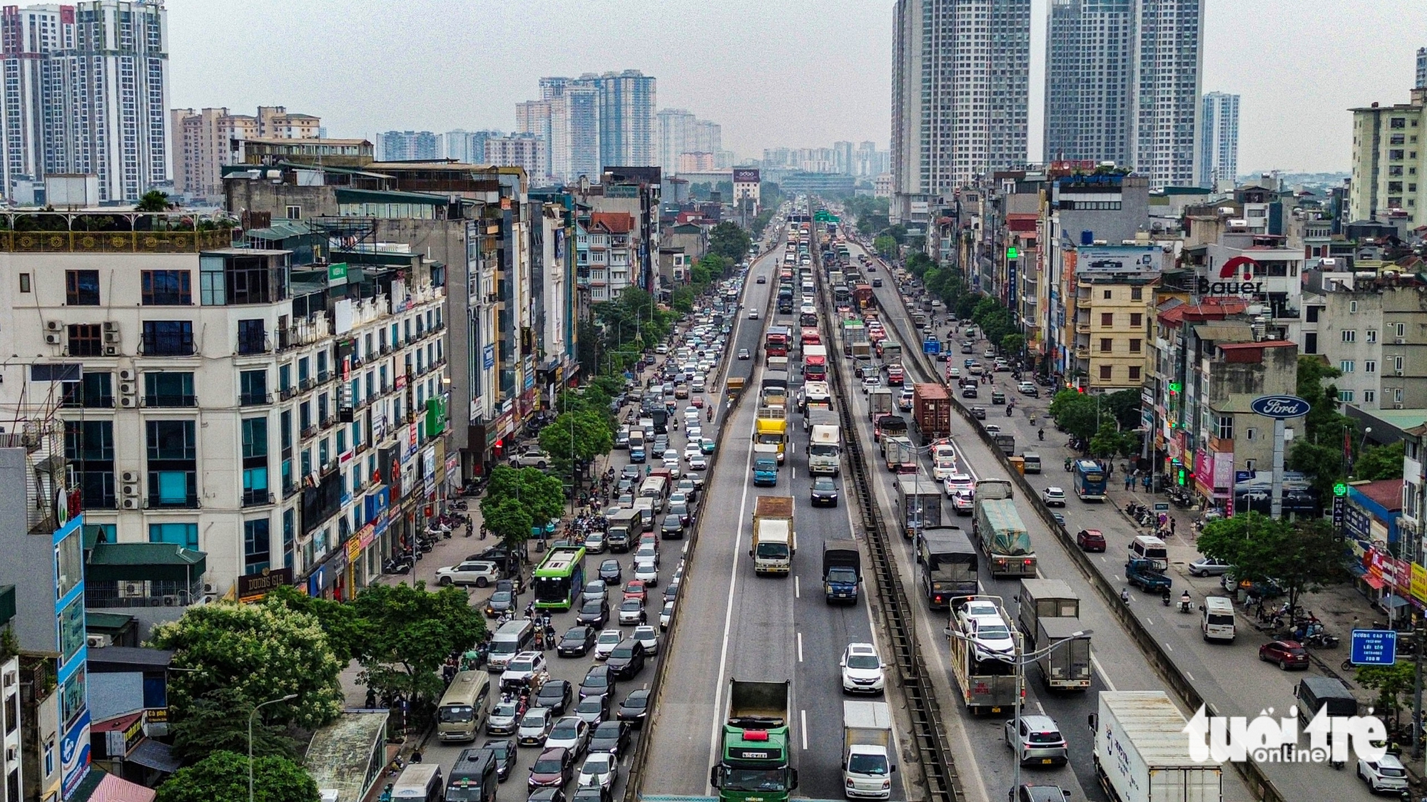 民眾紛紛離開河內度假,出城口車輛寸步難行