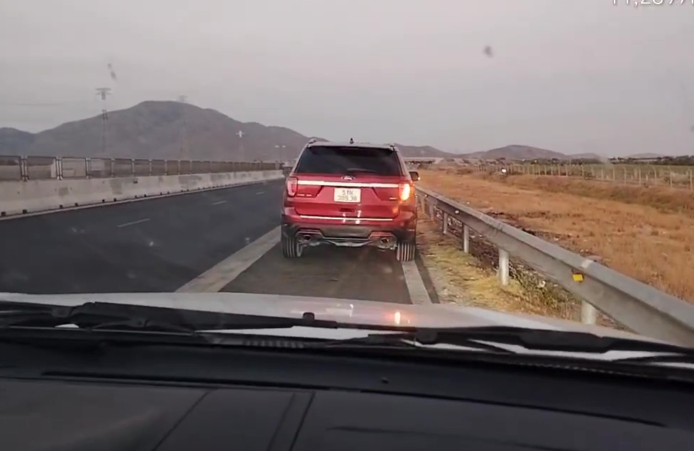 檢查高速公路上違規停車司機發現更多錯誤,罰款7700萬越南盾
