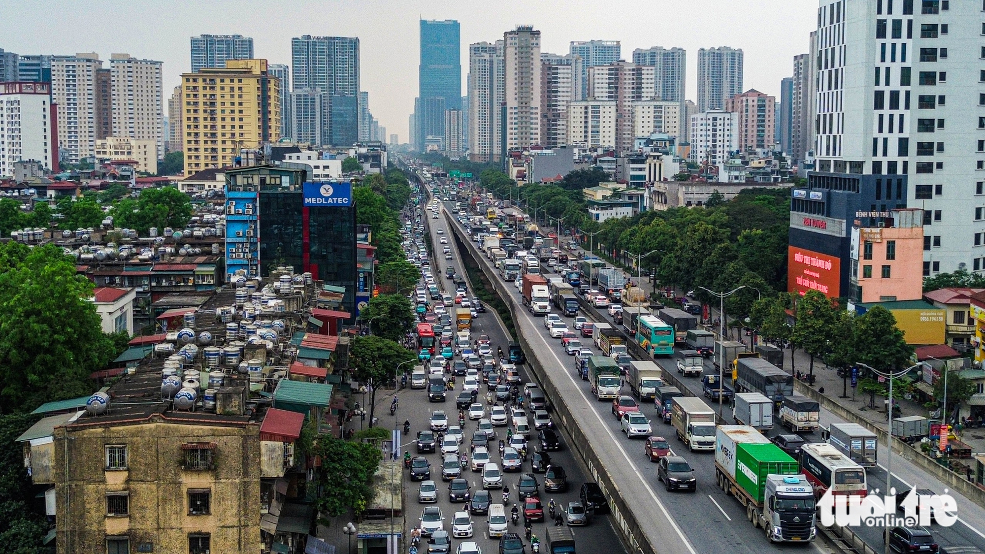 民眾紛紛離開河內度假,出城口車輛寸步難行