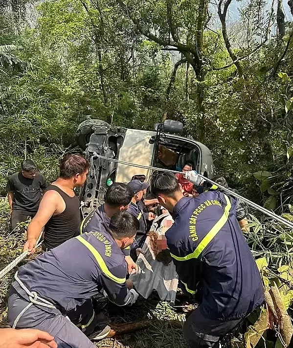 三島一輛載有29人的汽車墜入深谷