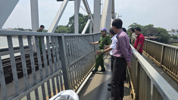 駁船撞擊Ghềnh橋因'船長未觀察'