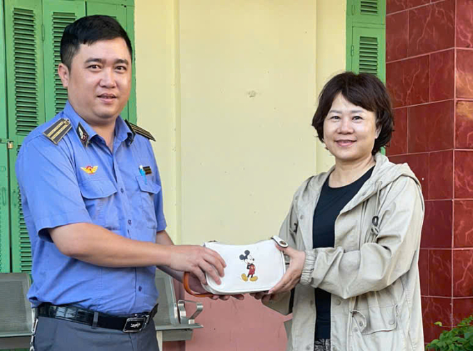 铁路员工归还乘客在火车上遗忘的许多物品