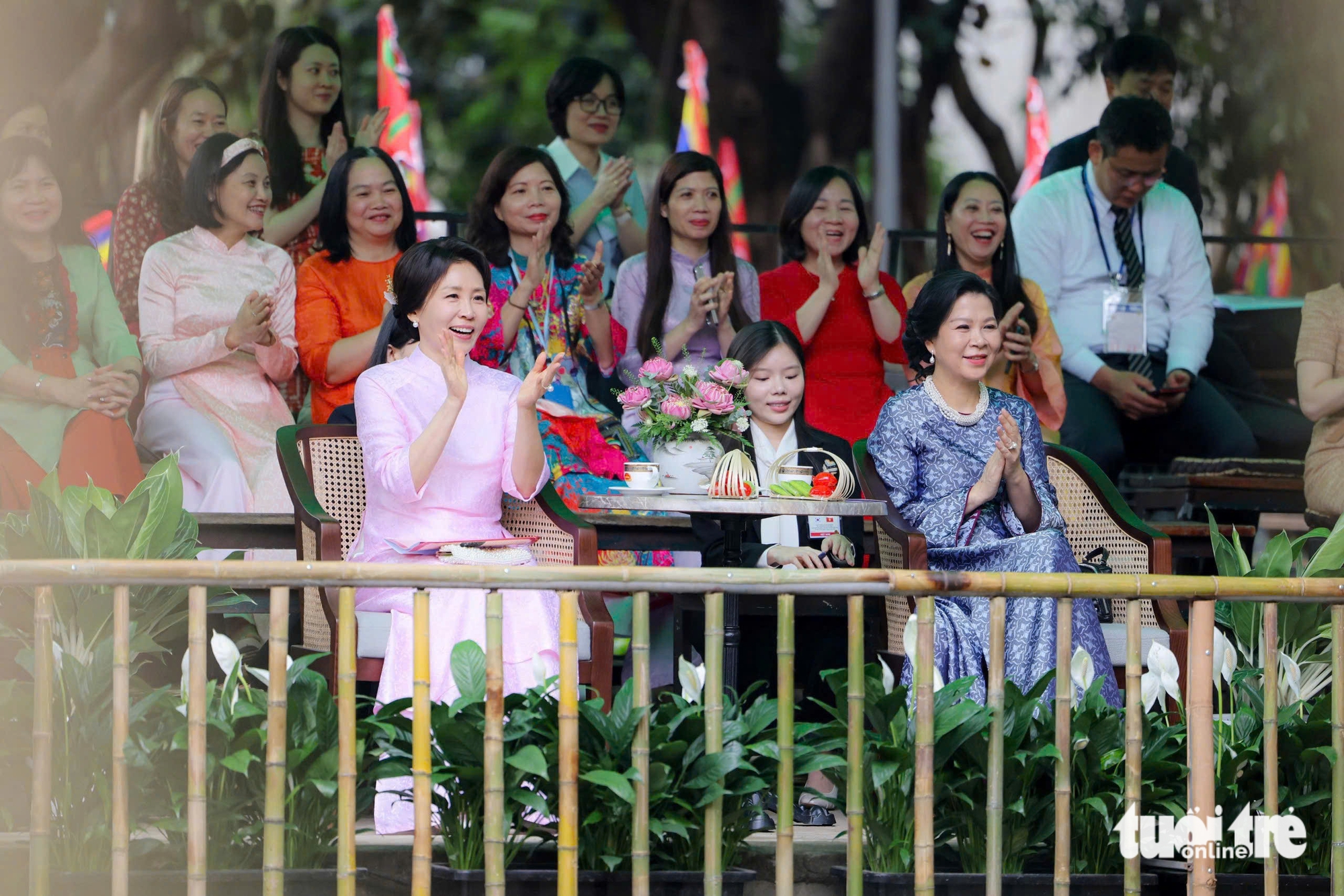 韓國總統夫人身著越南奧黛，與吳芳璃夫人一同觀看水上木偶戲