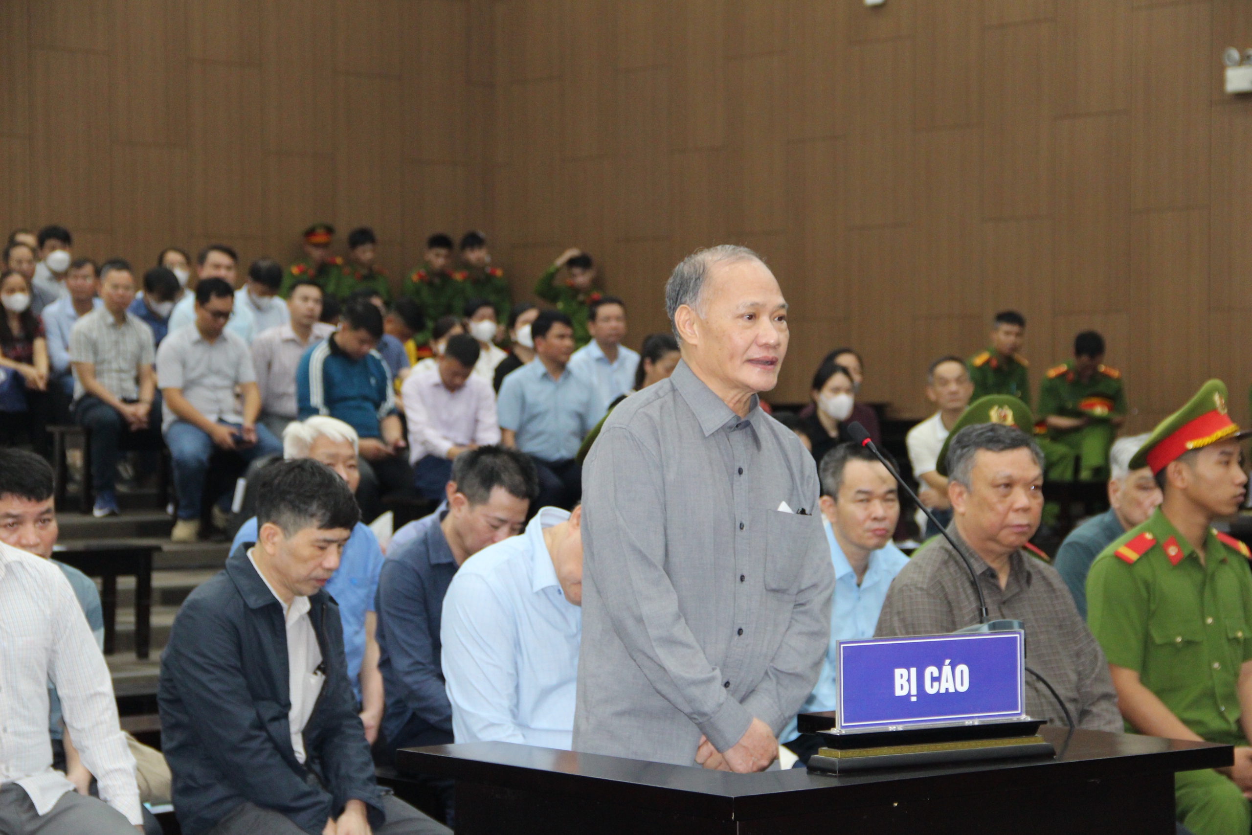 手握20萬美元，前副部長稱‘一時不成熟收錢’