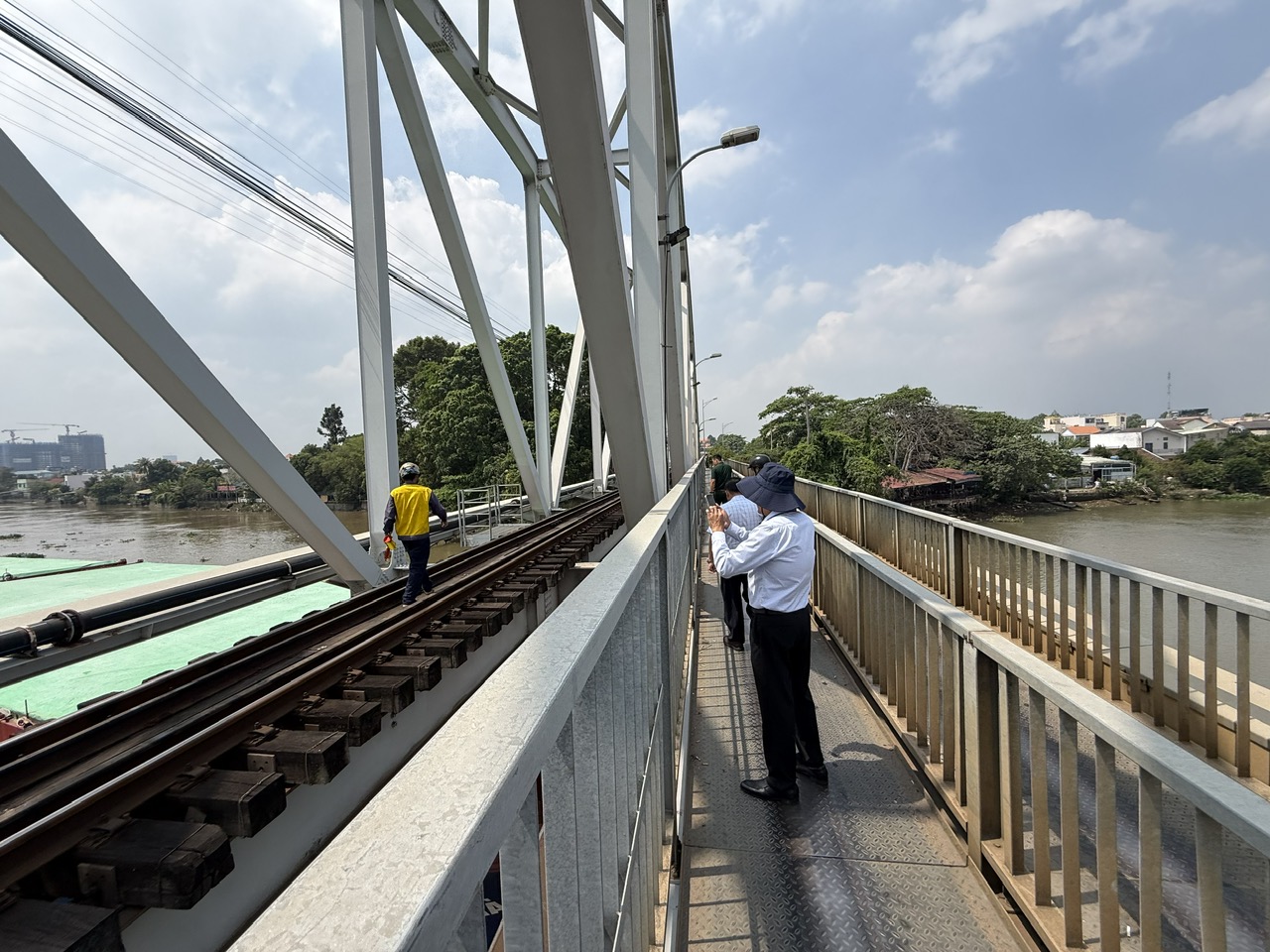 同奈省:貨船撞擊Ghềnh橋,周邊交通封鎖