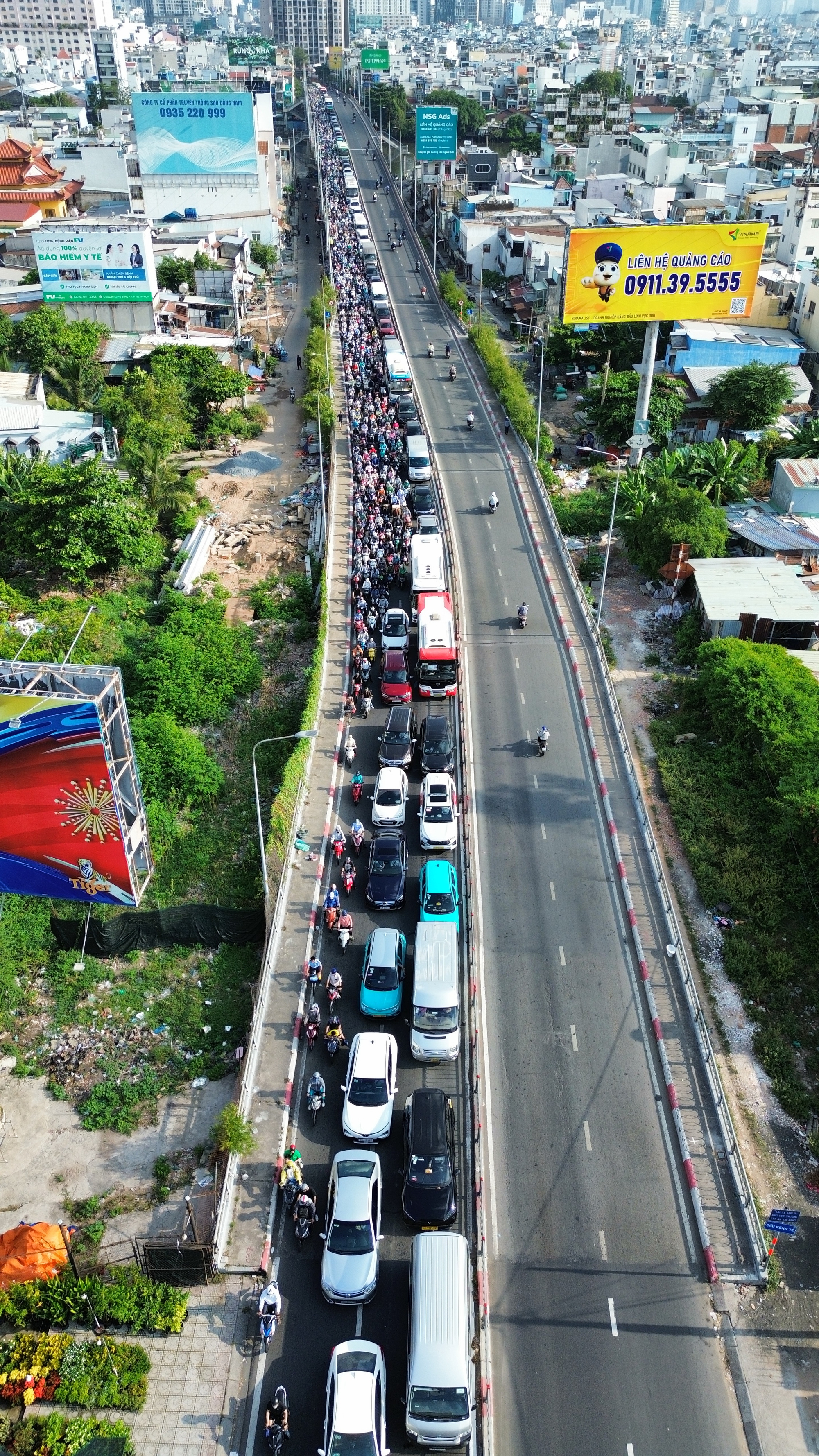 肯特橋發生牽引車與垃圾車相撞事故致司機死亡,交通嚴重擁堵