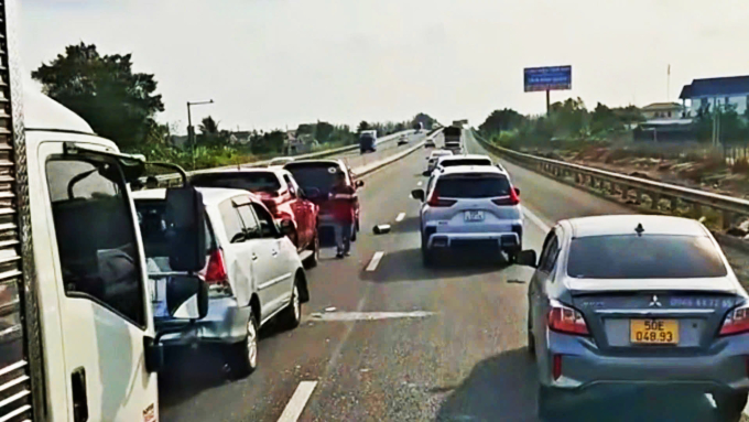 五車連環相撞,忠良高速公路長時間擁堵