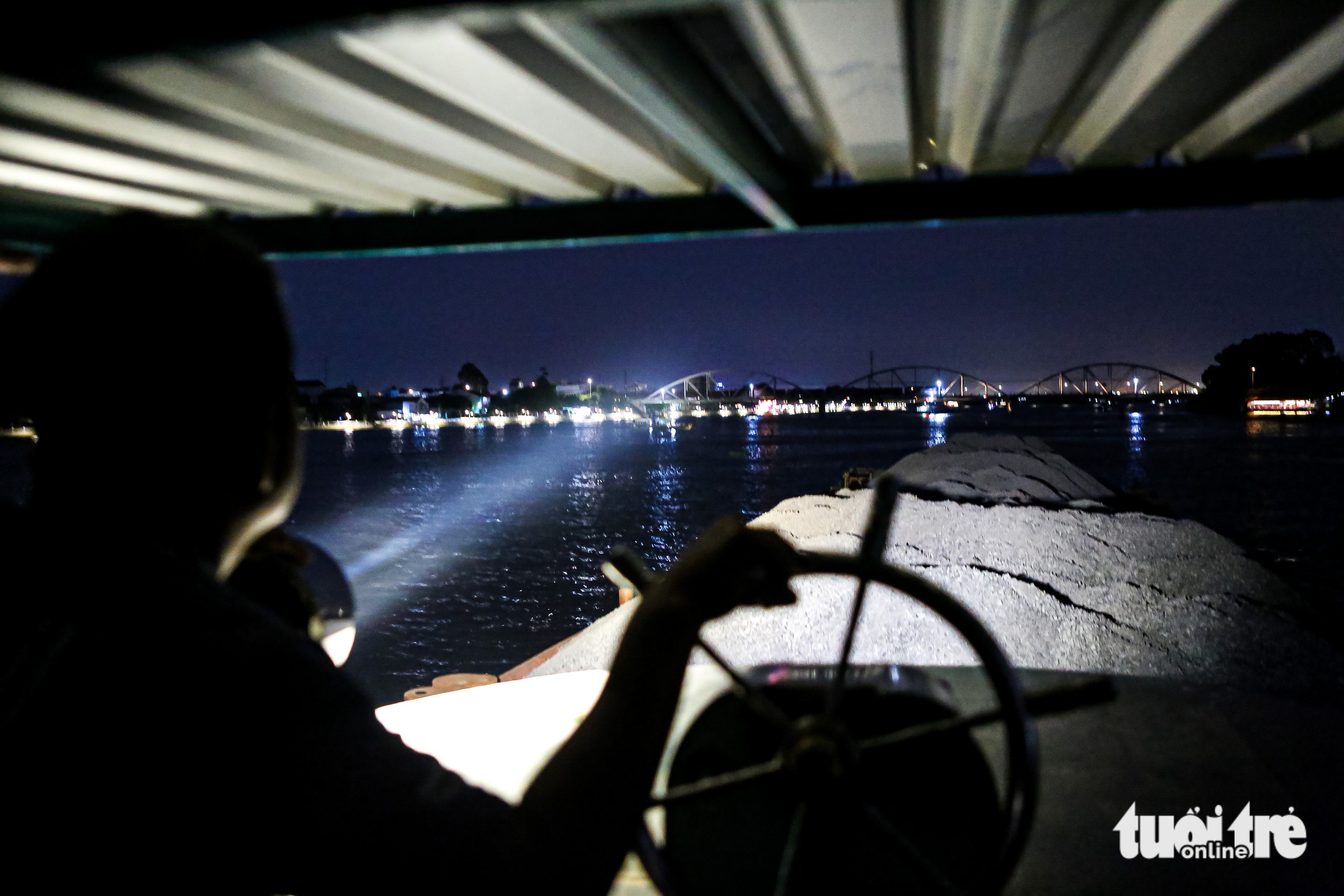 日夜在河上,跟隨駁船在‘熱潮’中將石頭運往胡志明市三環路