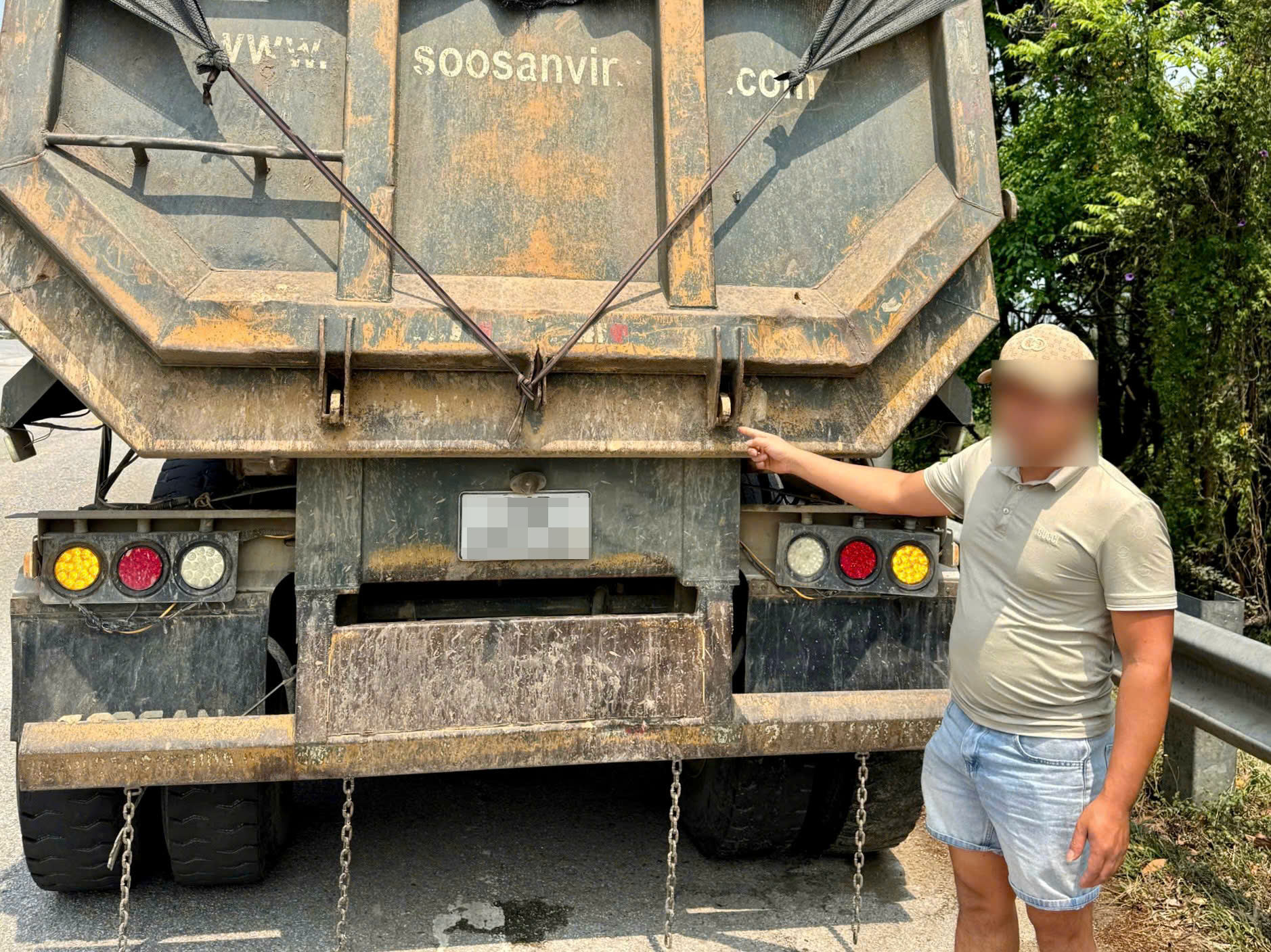 處理卡車司機在第三環線高架路上掉落泥土形成大塊泥塊的事件