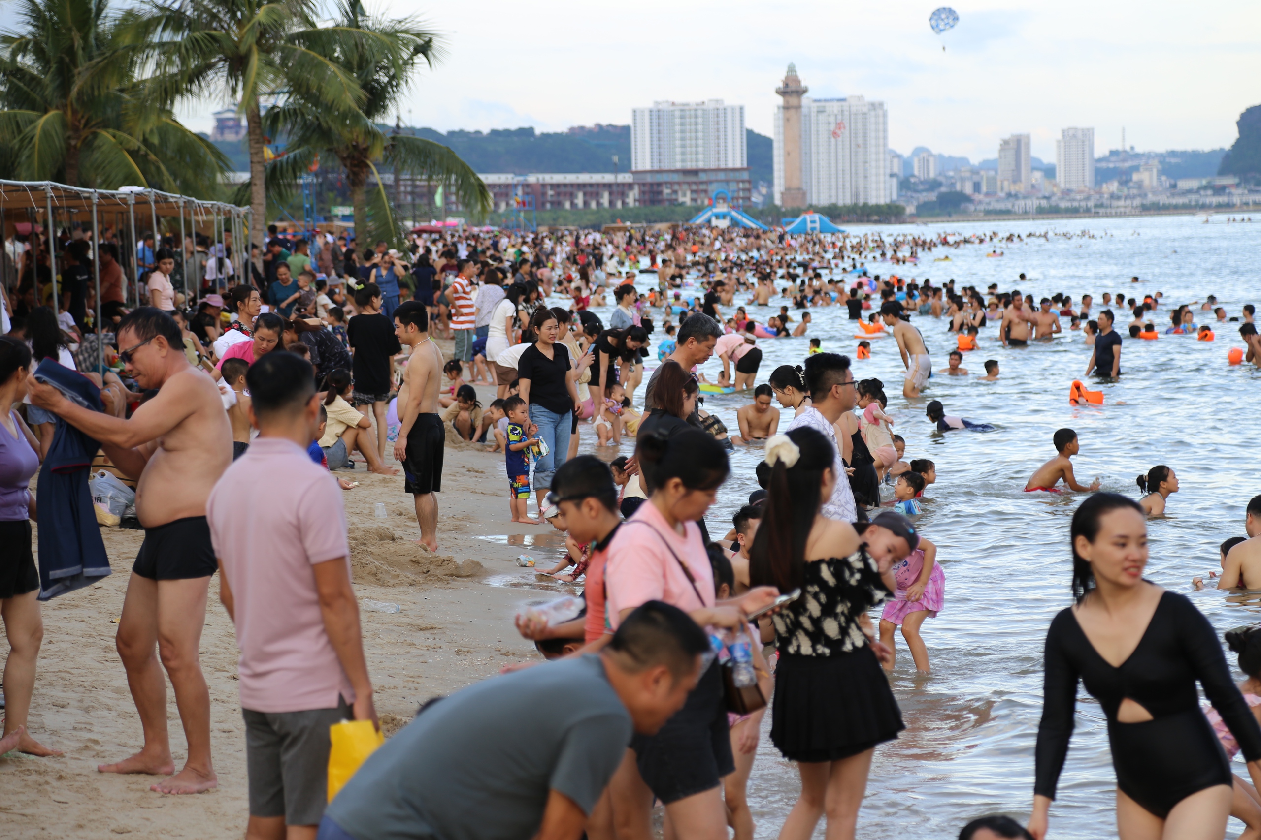 游客喜欢乘坐热气球，游泳在下龙湾