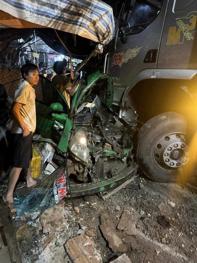 出租車載三人被卡車撞扁,司機死亡