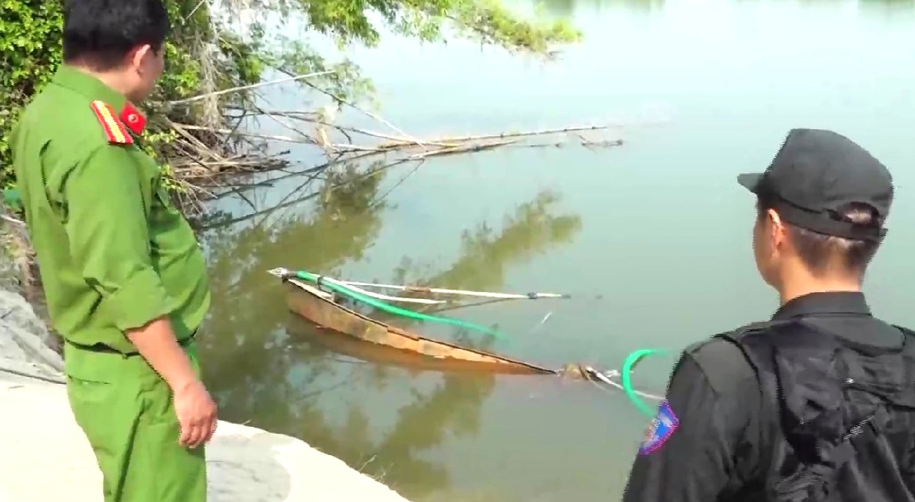 在芽莊的蓋河上當場抓獲“砂賊”