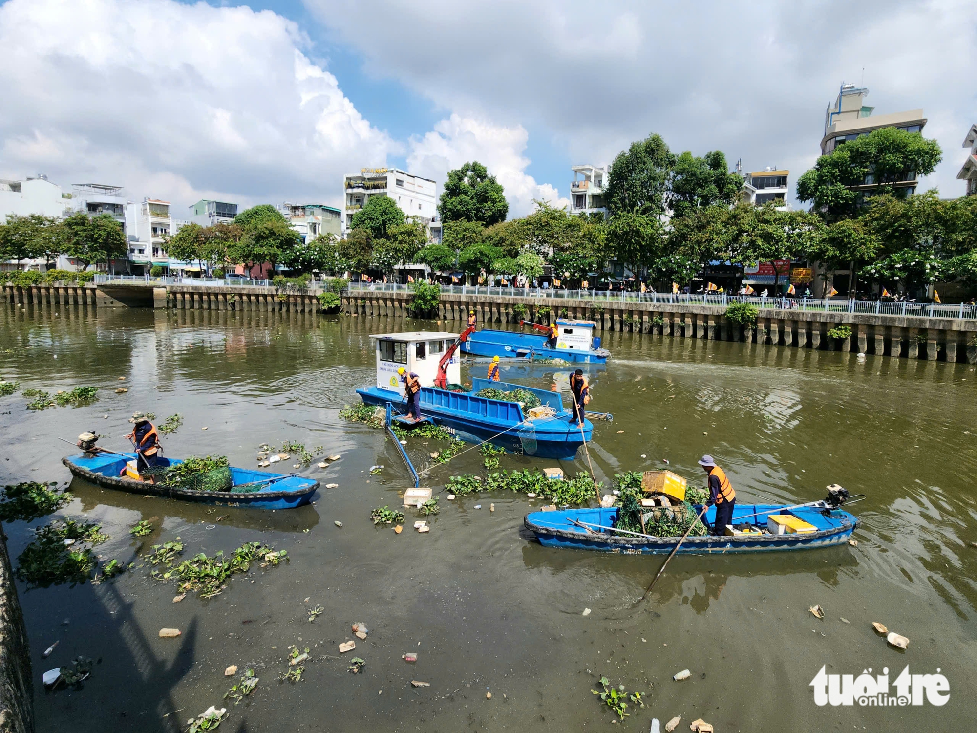 雨季初期后，在Nhiêu Lộc - Thị Nghè运河打捞近20吨死鱼、水葫芦和垃圾