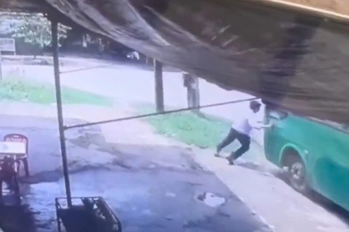 试图阻止公交车'滑动'，男子被撞身亡