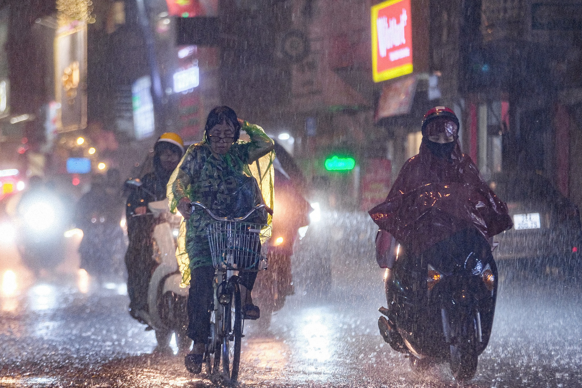 北部地区在冷空气带来的雷雨前广泛炎热