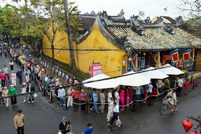會安排隊近一公里等待觸摸馬雕像以求好運