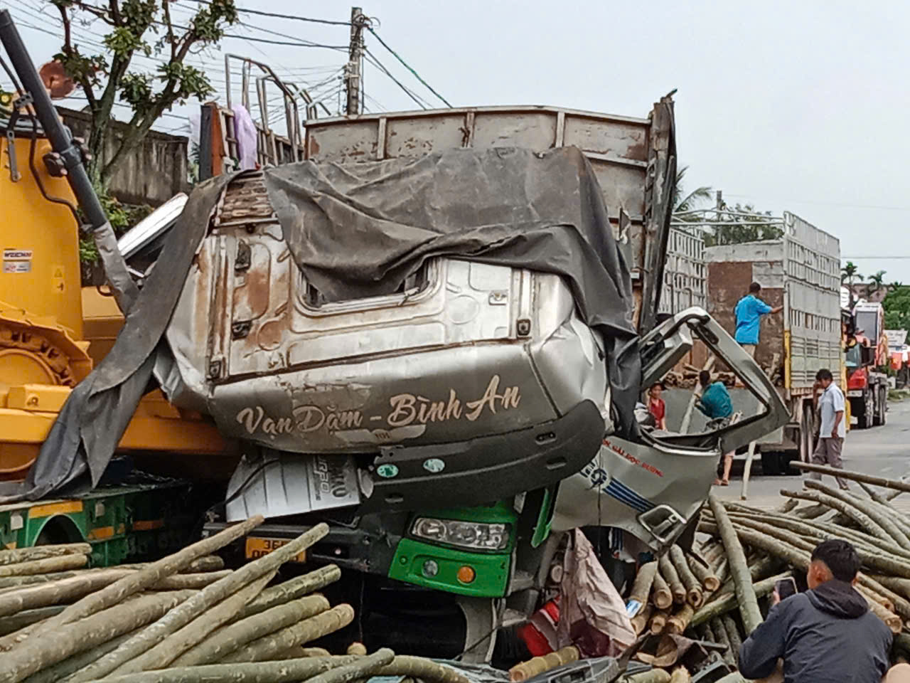 卡車追尾停在國道1號上的牽引車,一人死亡