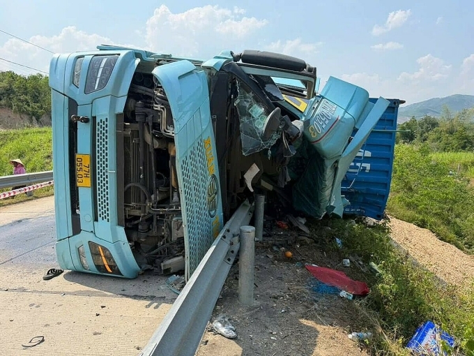 集裝箱車翻車,三人死亡