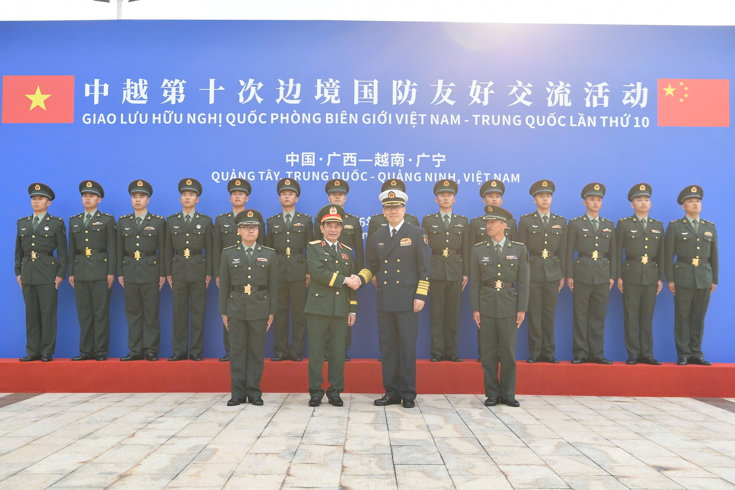 越南與中國國防部長訪問邊防哨所,向革命烈士敬獻花圈