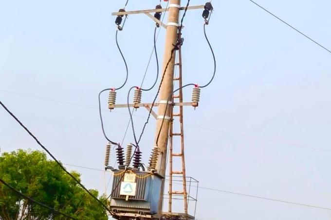 少年掛在35千伏電線上