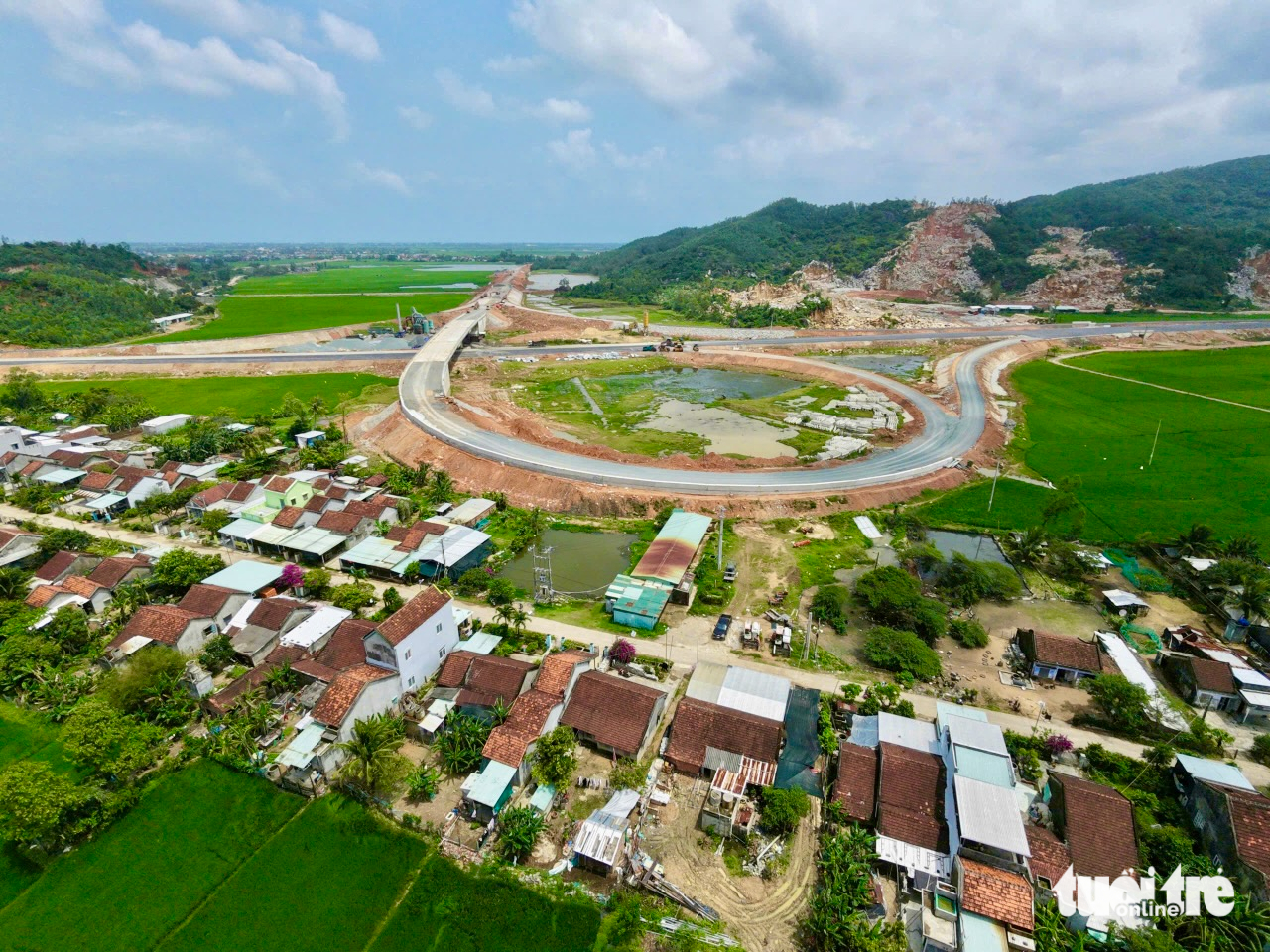 民眾要求因施工志盛-雲峰高速公路導致房屋裂縫而儘早賠償