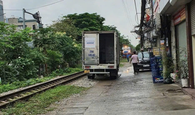 火車緊急停車,等待汽車駛離安全走廊