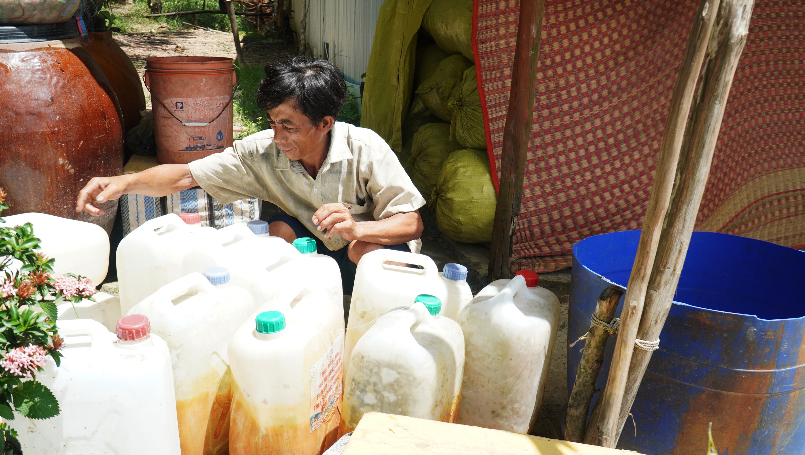 住在西部最大淡水水库旁却要一桶一桶地讨水