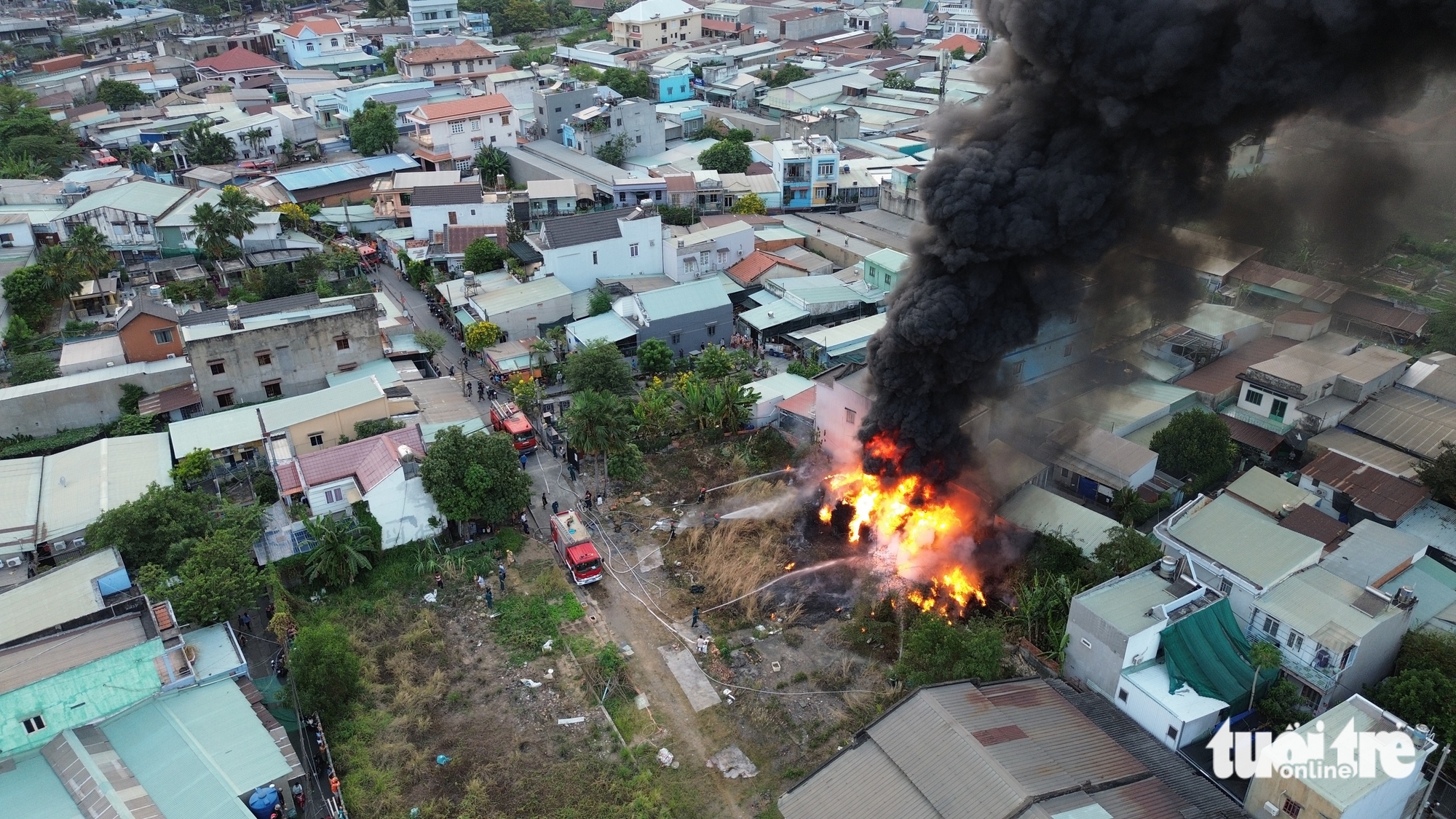 林春坊空地發生大火,火焰威脅居民區