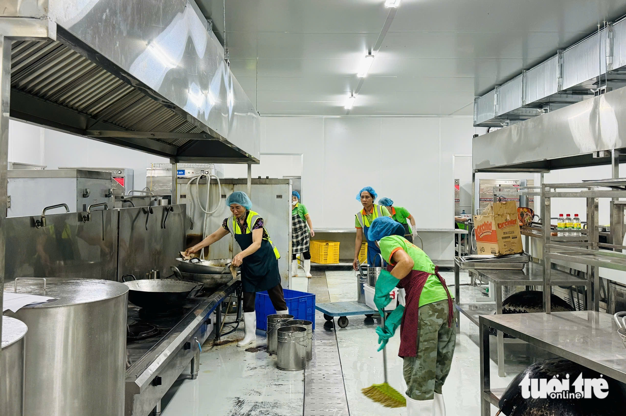 河內工業餐食公司:僅向兩所學校提供強發公司的豬肉